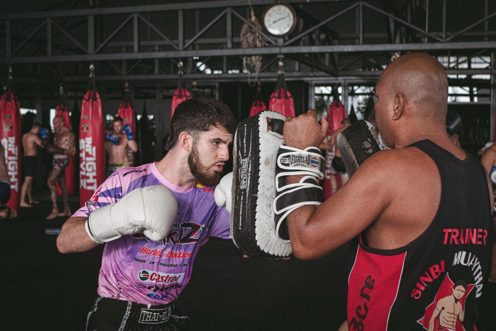 Entrenamiento de Muay Thai con un kru en Tailandia