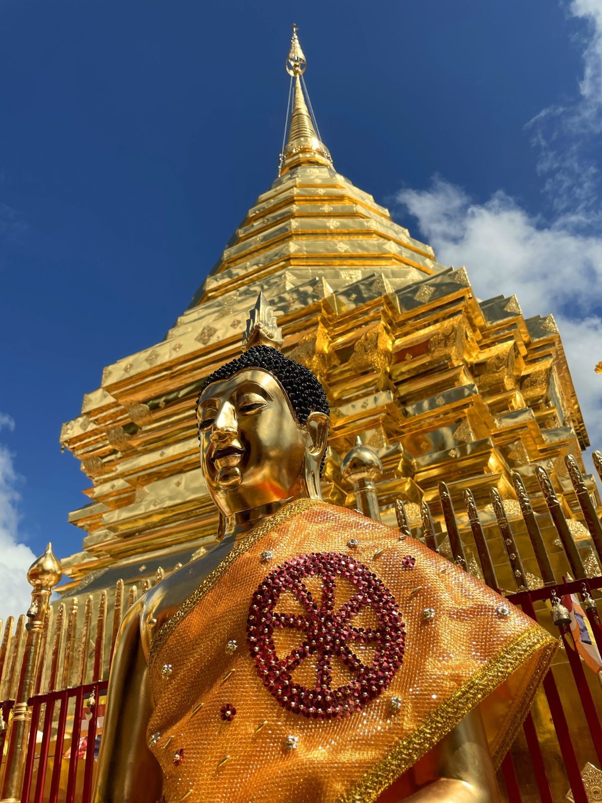 Buda dorado ante la estupa de Wat Phra That Doi Suthep, en Chiang Mai